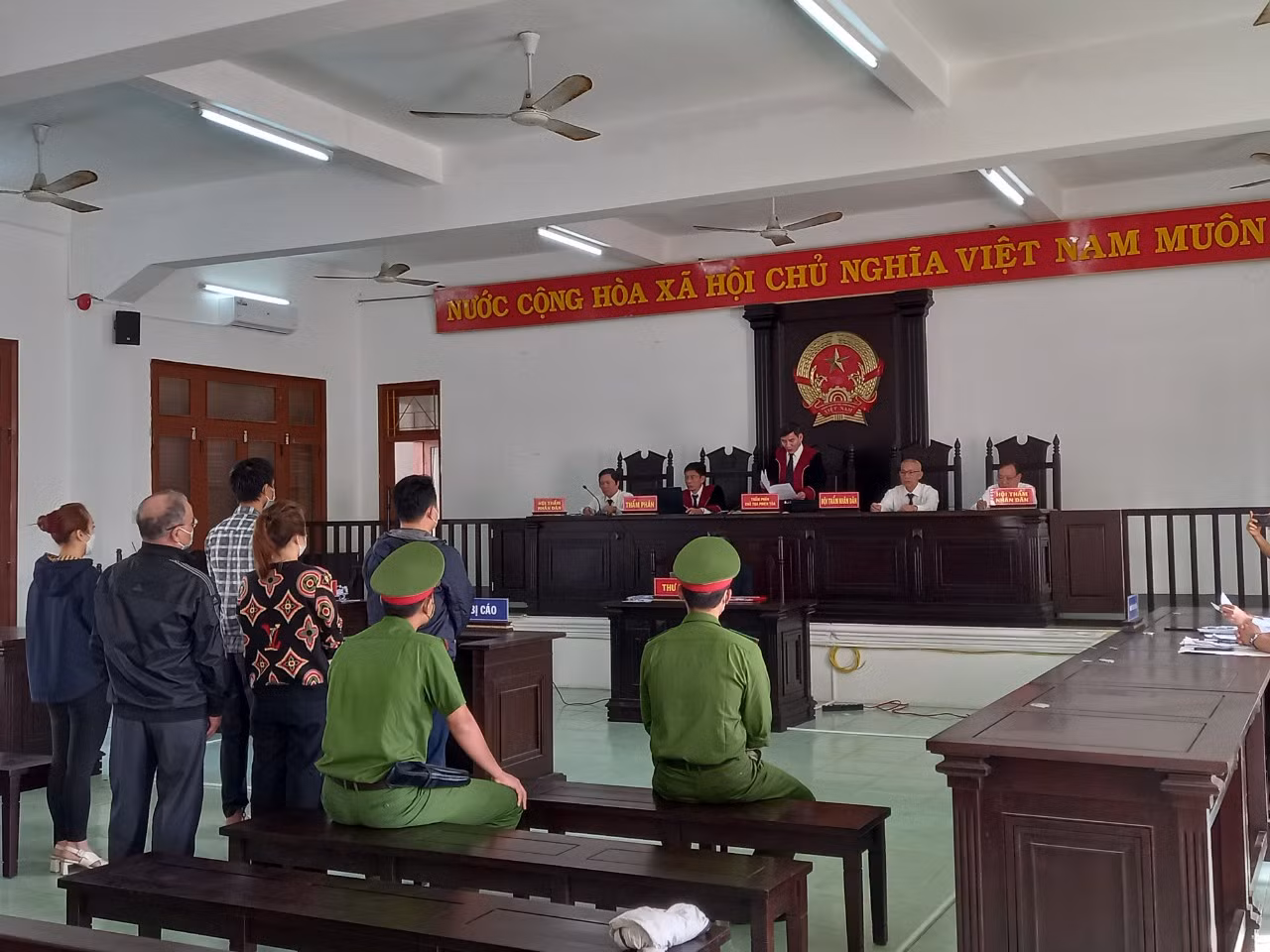  1 kẻ lừa chạy án dắt thêm 4 người dính tội đưa hối lộ -0