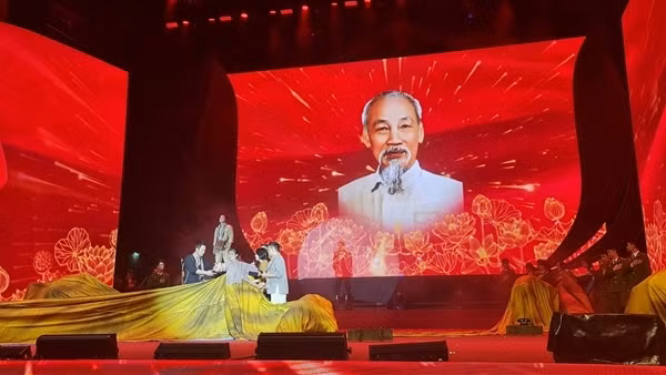 Công diễn nhạc kịch “Vinh quang trên vai những người anh hùng”