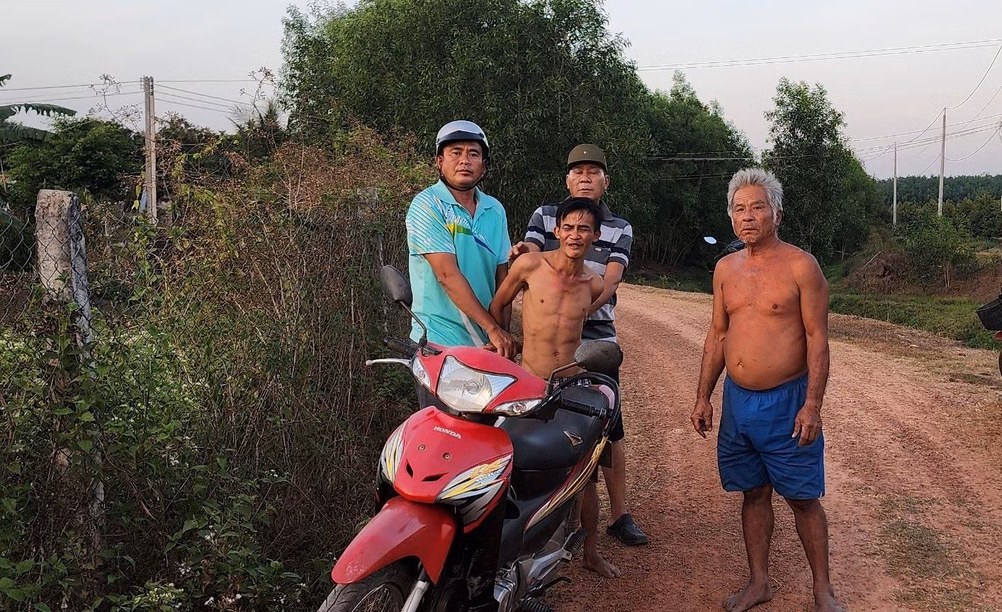 ông uôl cùng công an xã bắt giữ đối tượng út.jpg -0