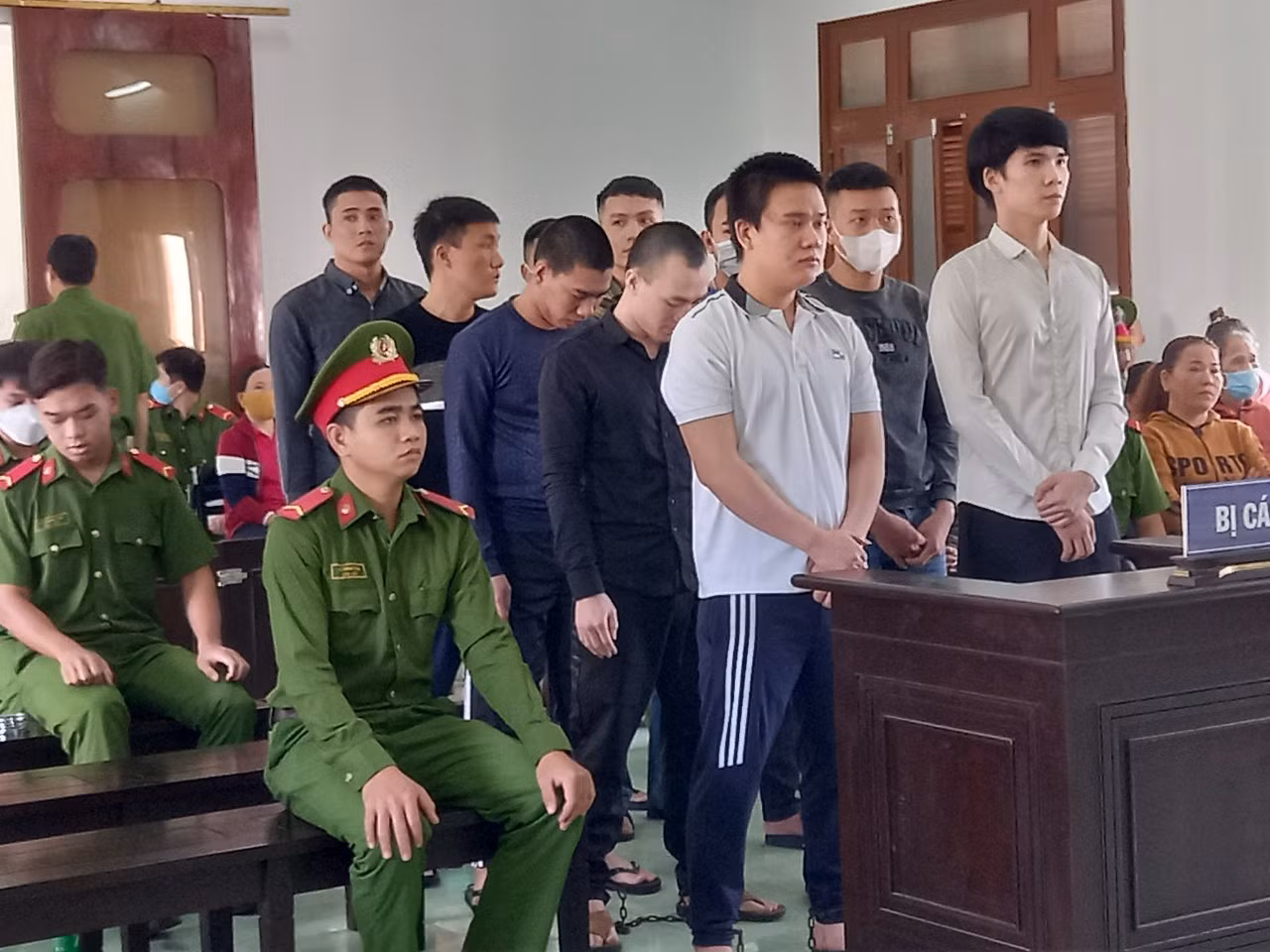 Chủ nợ rủ đồng bọn đâm chết “con nợ” 10 bị cáo phải trả giá đắt -0