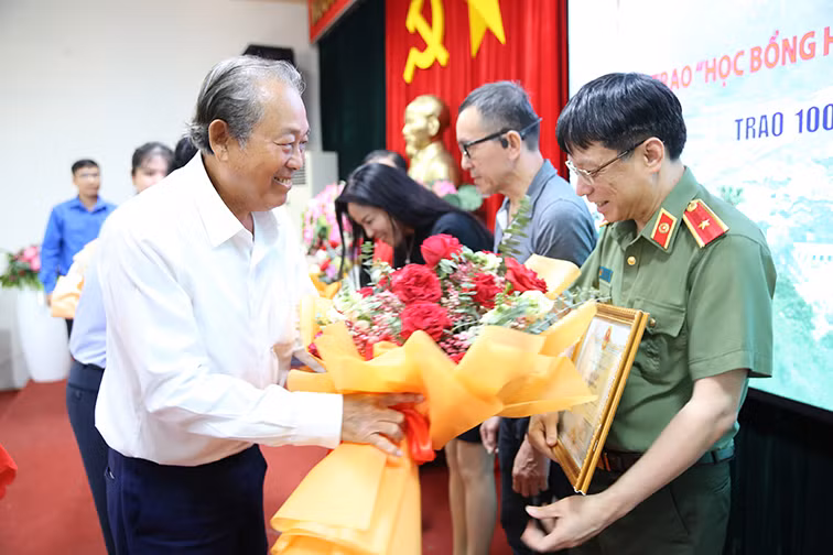  Tặng cờ Tổ quốc, trao học bổng cho học sinh đồng bào dân tộc thiểu số ở biên giới tỉnh Long An -0