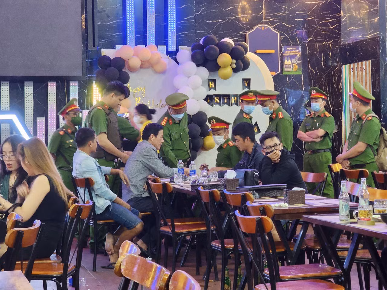 Sẽ thu hồi giấy phép kinh doanh của các cơ sở dịch vụ để khách sử dụng shisha, bóng cười -0