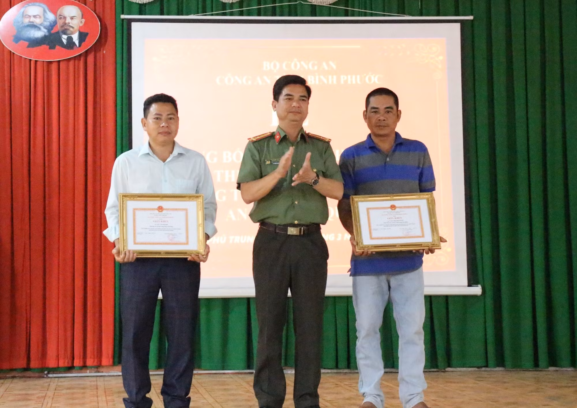 Khen thưởng 2 công dân truy đuổi bắt tội phạm -0