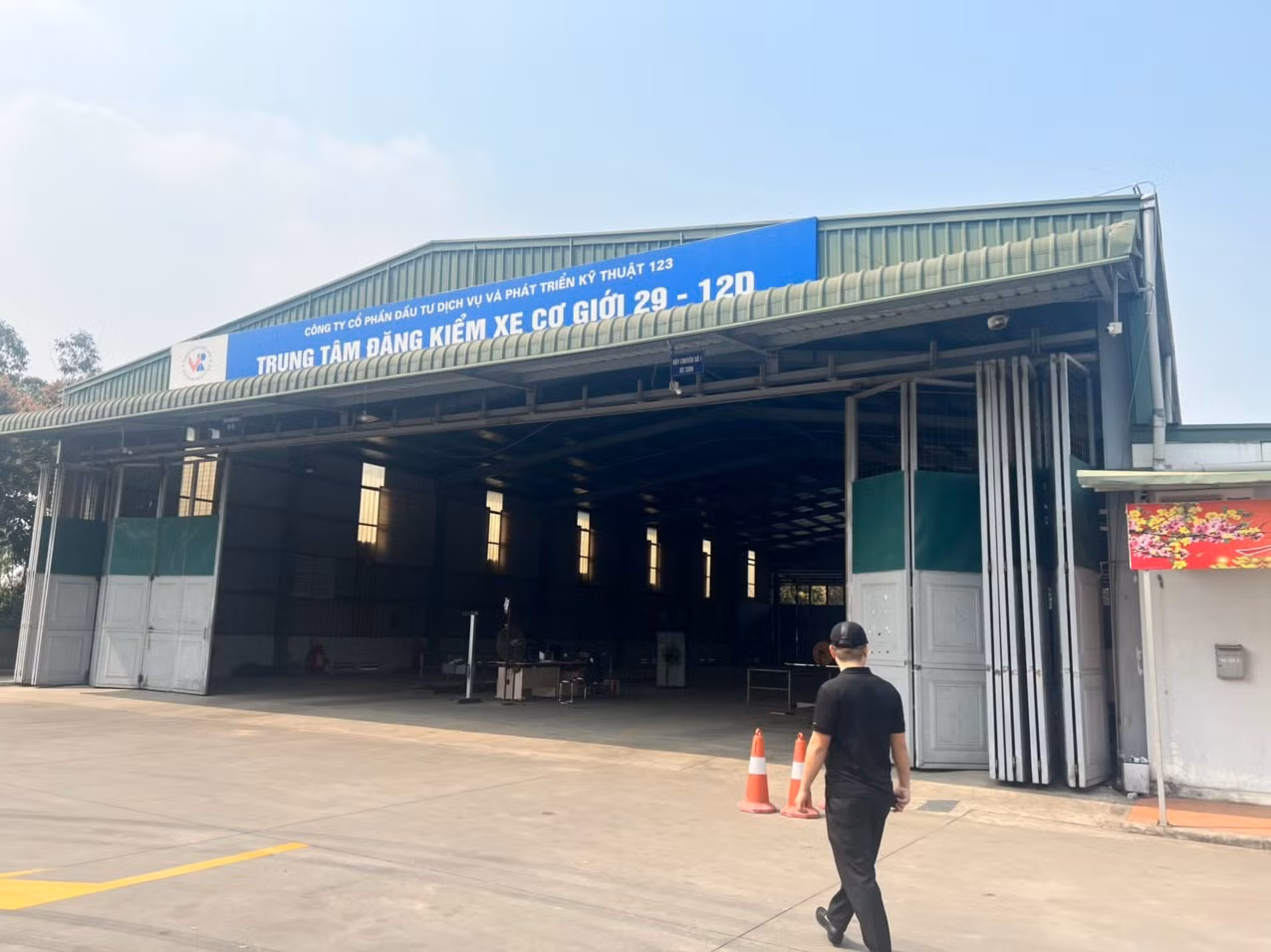 Giữ khẩn cấp 2 Giám đốc, 1 Phó Giám đốc và 6 đăng kiểm viên của Trung tâm đăng kiểm tại Sóc Sơn -0
