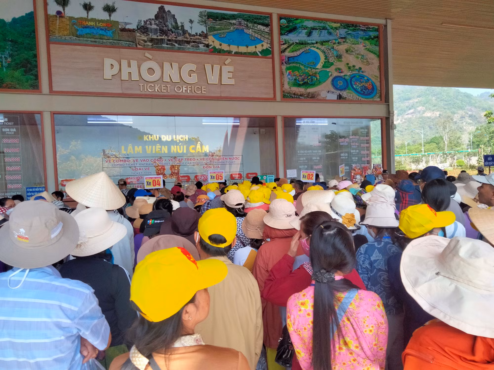 &nbsp;Giảm giá vé, Cáp treo Núi Cấm “hút” du khách -0
