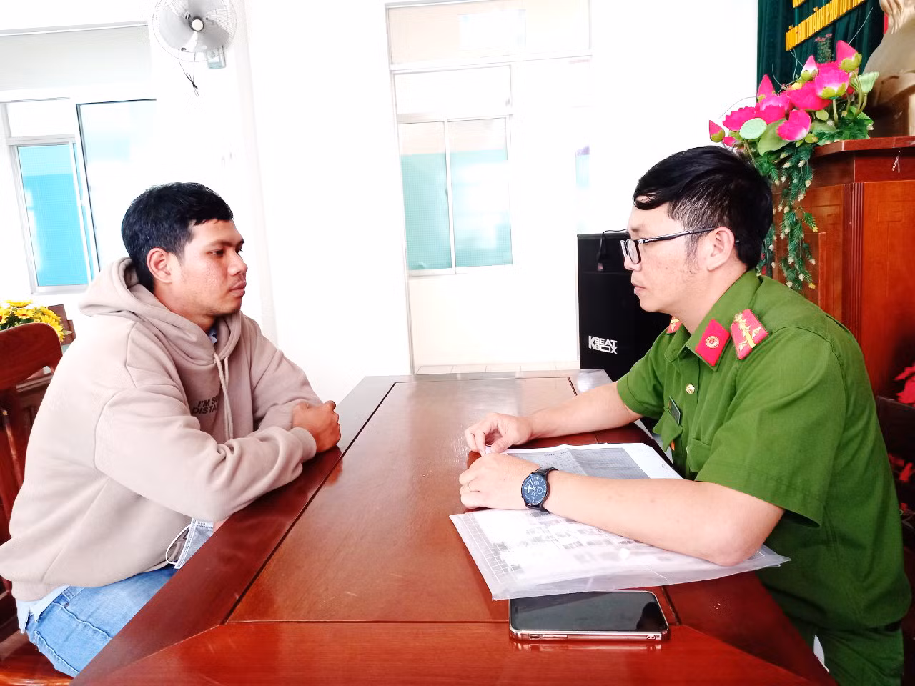 “Rút ruột” tiền hàng hai anh em shipper bị khởi tố về tội tham ô tài sản -0