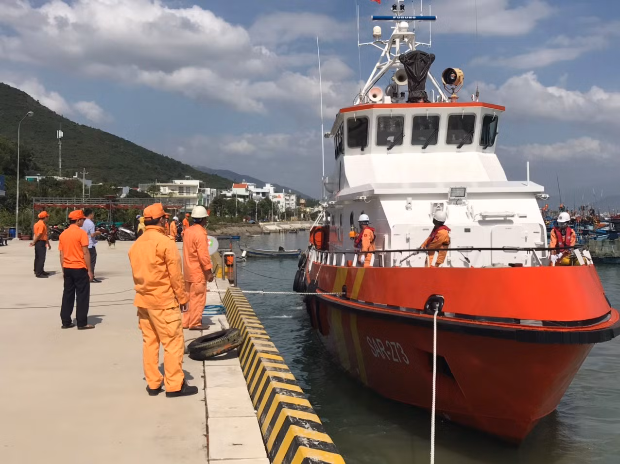  Vượt sóng gió cứu nạn thơ máy tàu biển nước ngoài đột biến sức khỏe -0