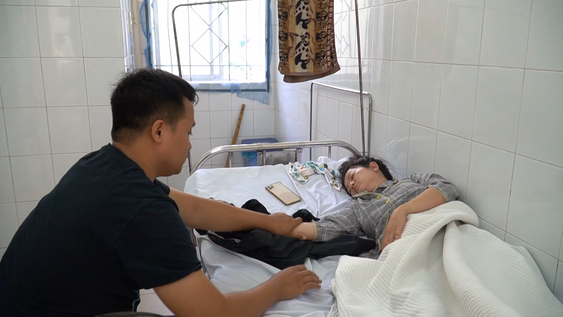 Nữ công nhân bị giám đốc đánh nhập viện trong giờ làm việc -0