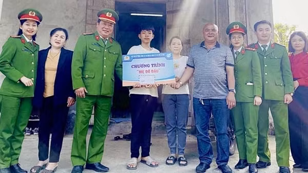 Phụ nữ Công an tỉnh Quảng Bình với chương trình "Mẹ đỡ đầu"