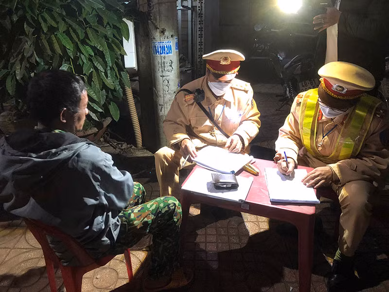 Trắng đêm cùng CSGT Công an Đắk Nông xử lý “ma men” -0