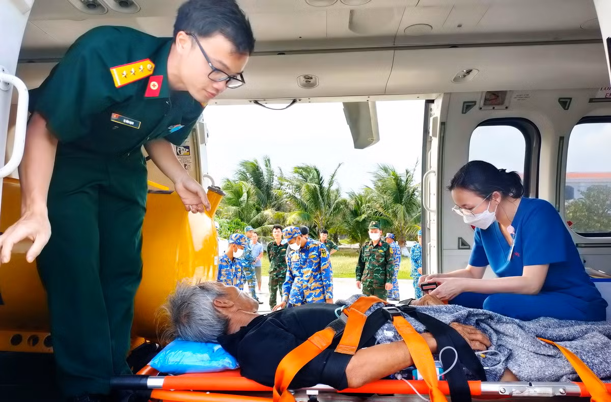  Điều trực thăng bay ra Trường Sa cứu nạn ngư dân bị đột quỹ não -0