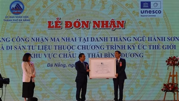 Ma nhai Ngũ Hành Sơn đón nhận Bằng công nhận di sản tư liệu