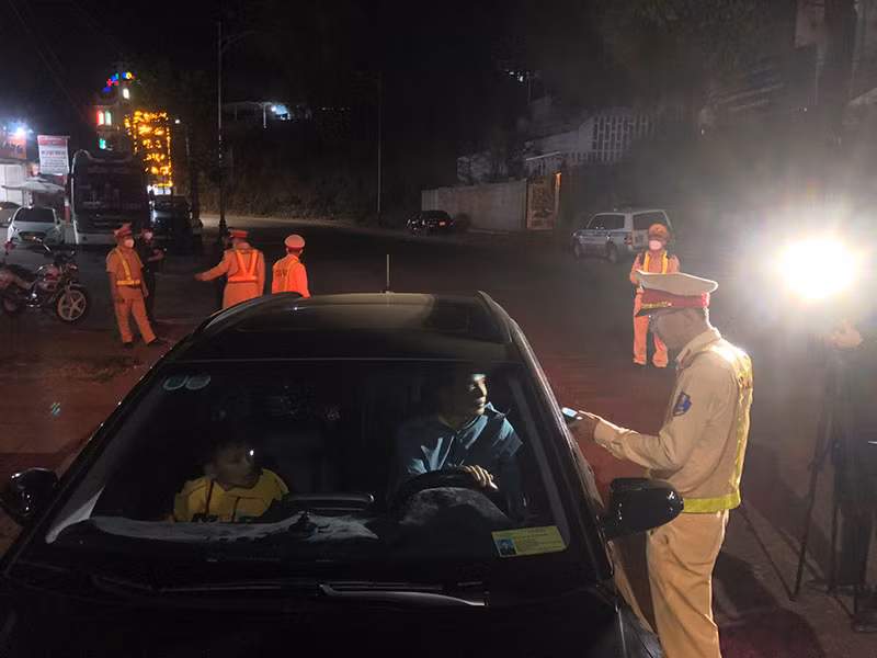 Trắng đêm cùng CSGT Công an Đắk Nông xử lý “ma men” -1