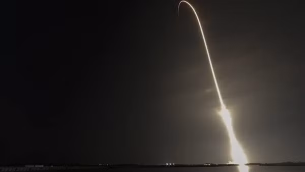 Tàu vũ trụ SpaceX đưa 4 phi hành gia lên trạm vũ trụ của NASA