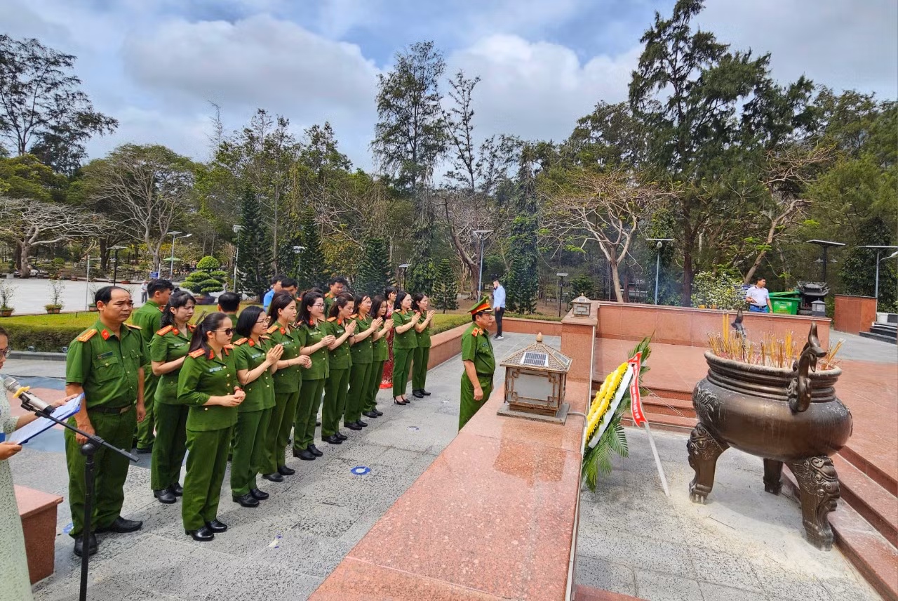 Cán bộ chiến sĩ Công an “Đồng hành cùng phụ nữ biên cương” -0