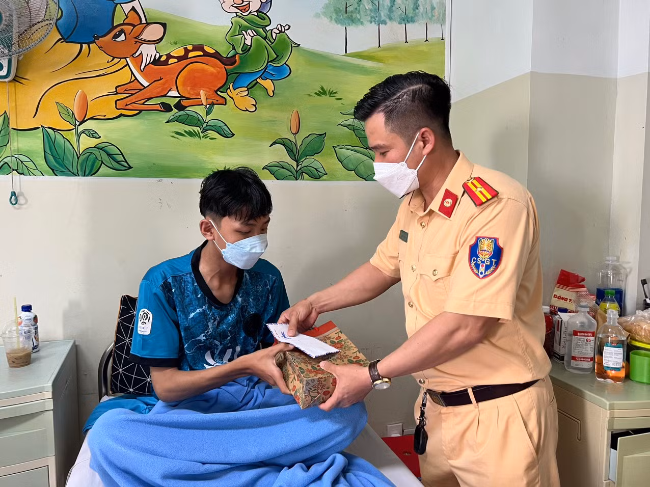 Chiến sĩ CSGT đường bộ cao tốc số 5 hiến máu cứu giúp bệnh nhân ung thư tại Bệnh viện Ung Bướu Đà Nẵng -2