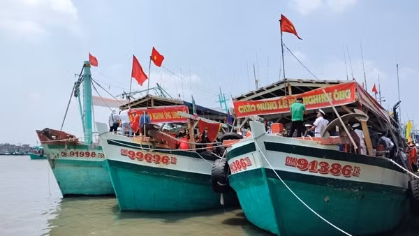 Hàng ngàn du khách tham dự Lễ hội Nghinh Ông ở Cà Mau