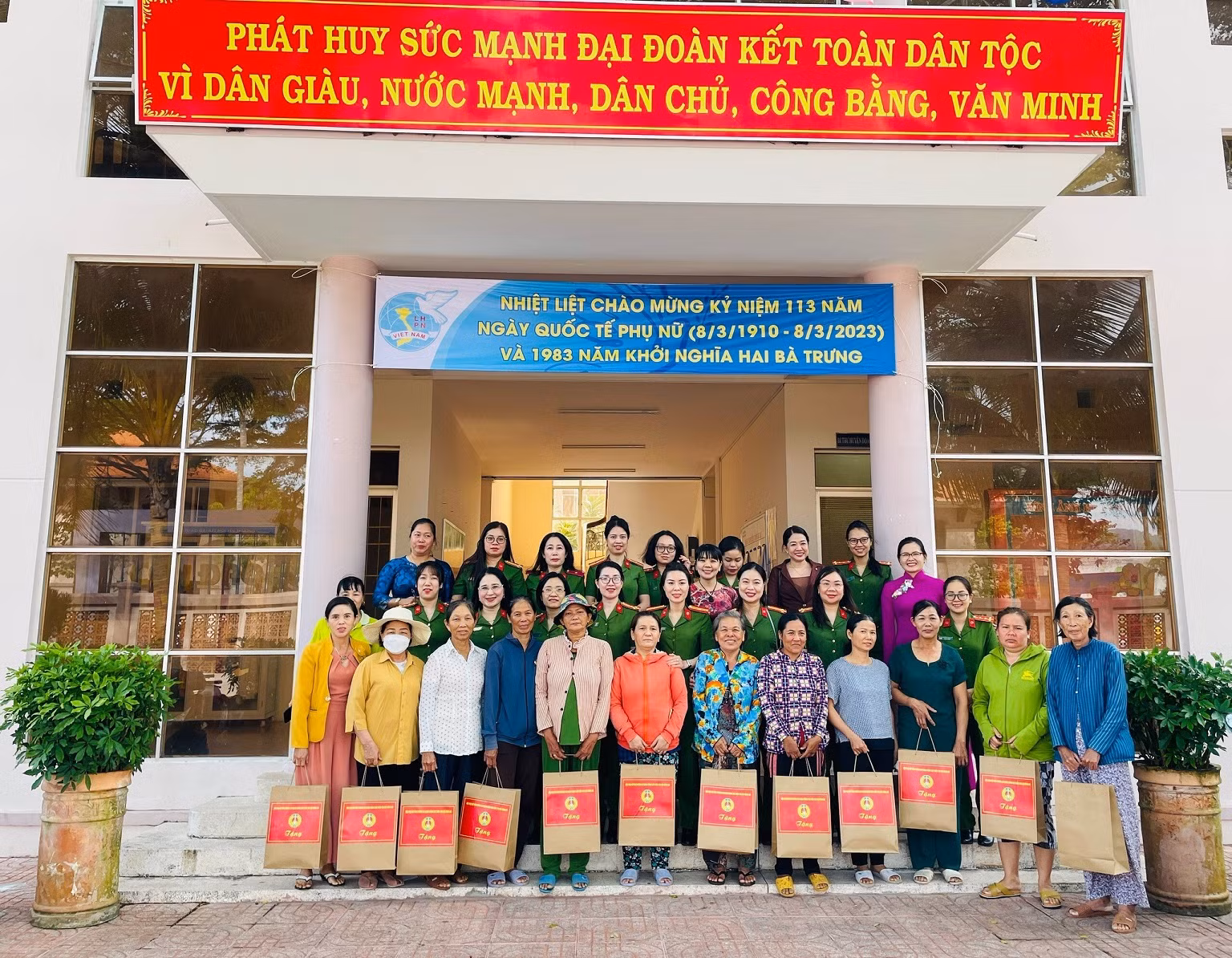 Cán bộ chiến sĩ Công an “Đồng hành cùng phụ nữ biên cương” -0