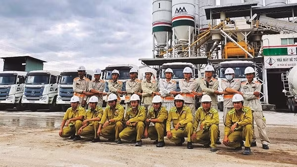 Đoàn kết, vững tin,&nbsp;hăng hái lao động sau Lễ chào cờ Tổ quốc