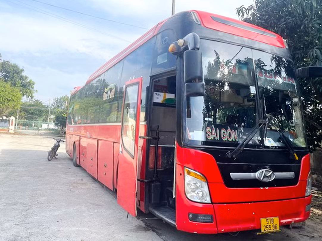 Trưng cầu giám định giấy tờ xe ô tô khách nghi vấn giả mạo -0