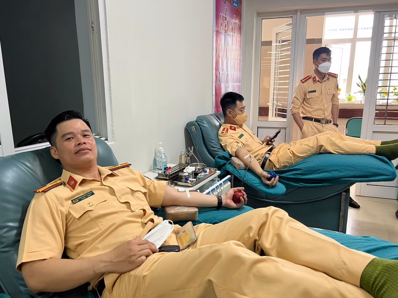 Chiến sĩ CSGT đường bộ cao tốc số 5 hiến máu cứu giúp bệnh nhân ung thư tại Bệnh viện Ung Bướu Đà Nẵng -1