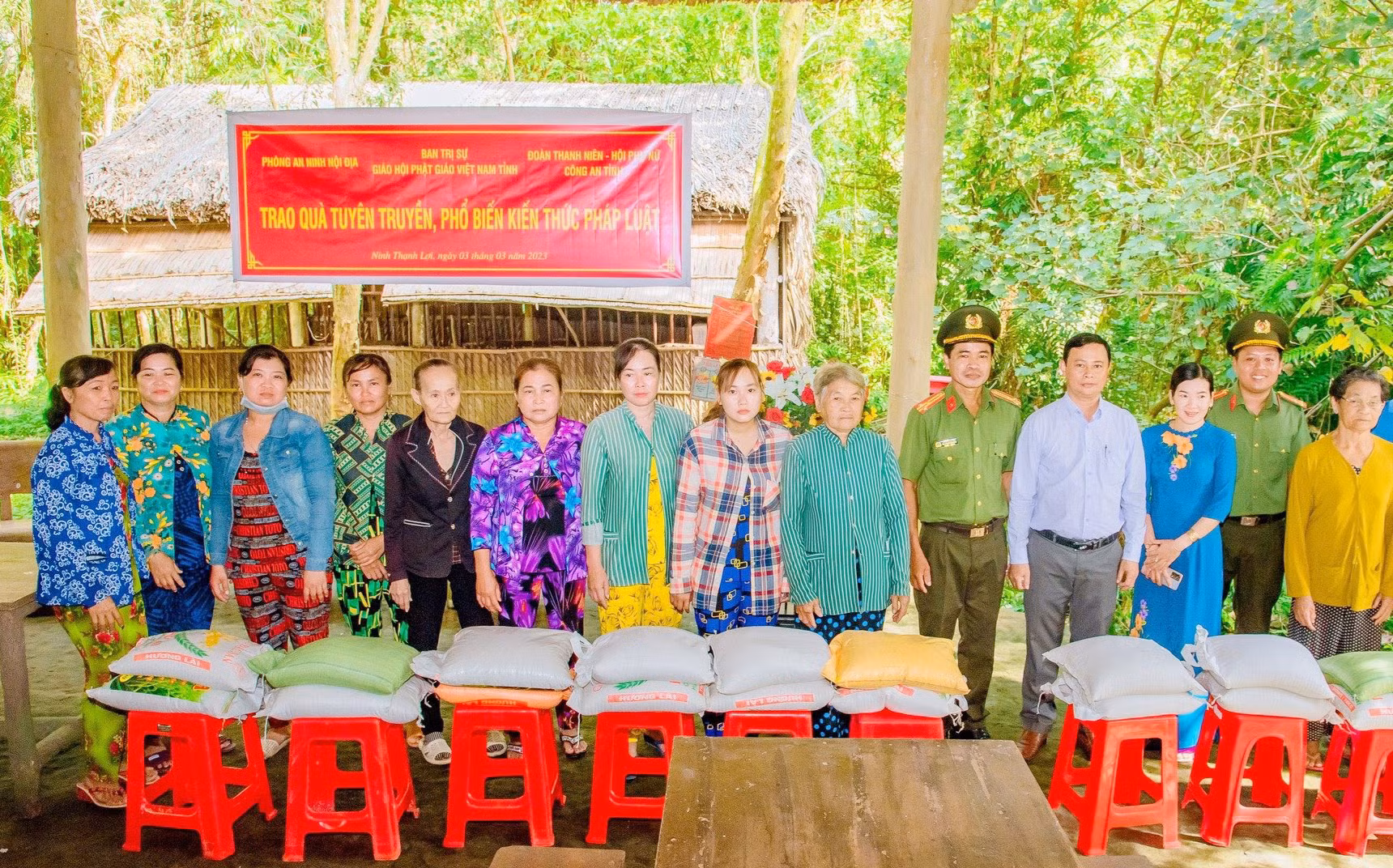 Công an tỉnh Bạc Liêu tặng quà nhân dân vùng căn cứ cách mạng -0