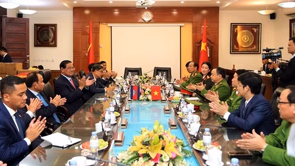 Phó Thủ tướng Campuchia thăm và làm việc tại Trường Đại học PCCC