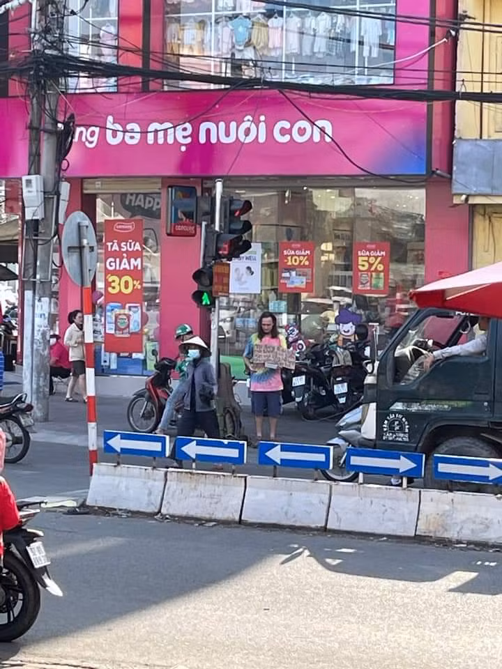 Sự thật về vụ nam du khách nước ngoài cầm bảng xin tiền ở Đà Nẵng, “ban ngày xin tiền, buổi tối vào bar” -0