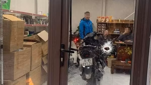 Truy tìm đối tượng nổ súng bắn thủng cửa nhà dân tại Hải Dương