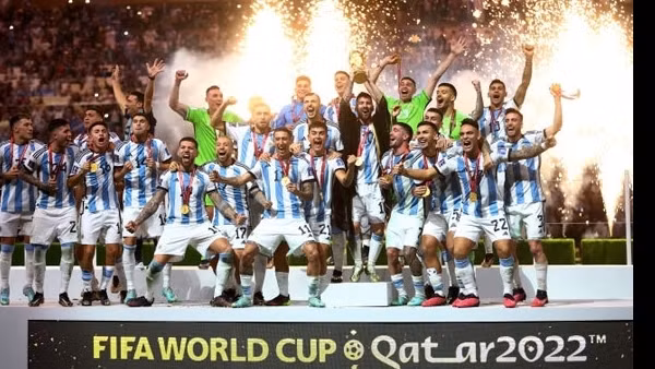 Messi "chơi lớn" mua Iphone mạ vàng tặng đồng đội