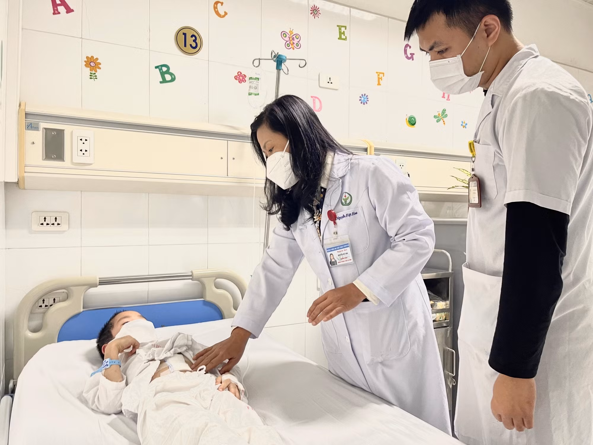 Bé 8 tuổi phải phẫu thuật cấp cứu vì tắc ruột do bã thức ăn -0