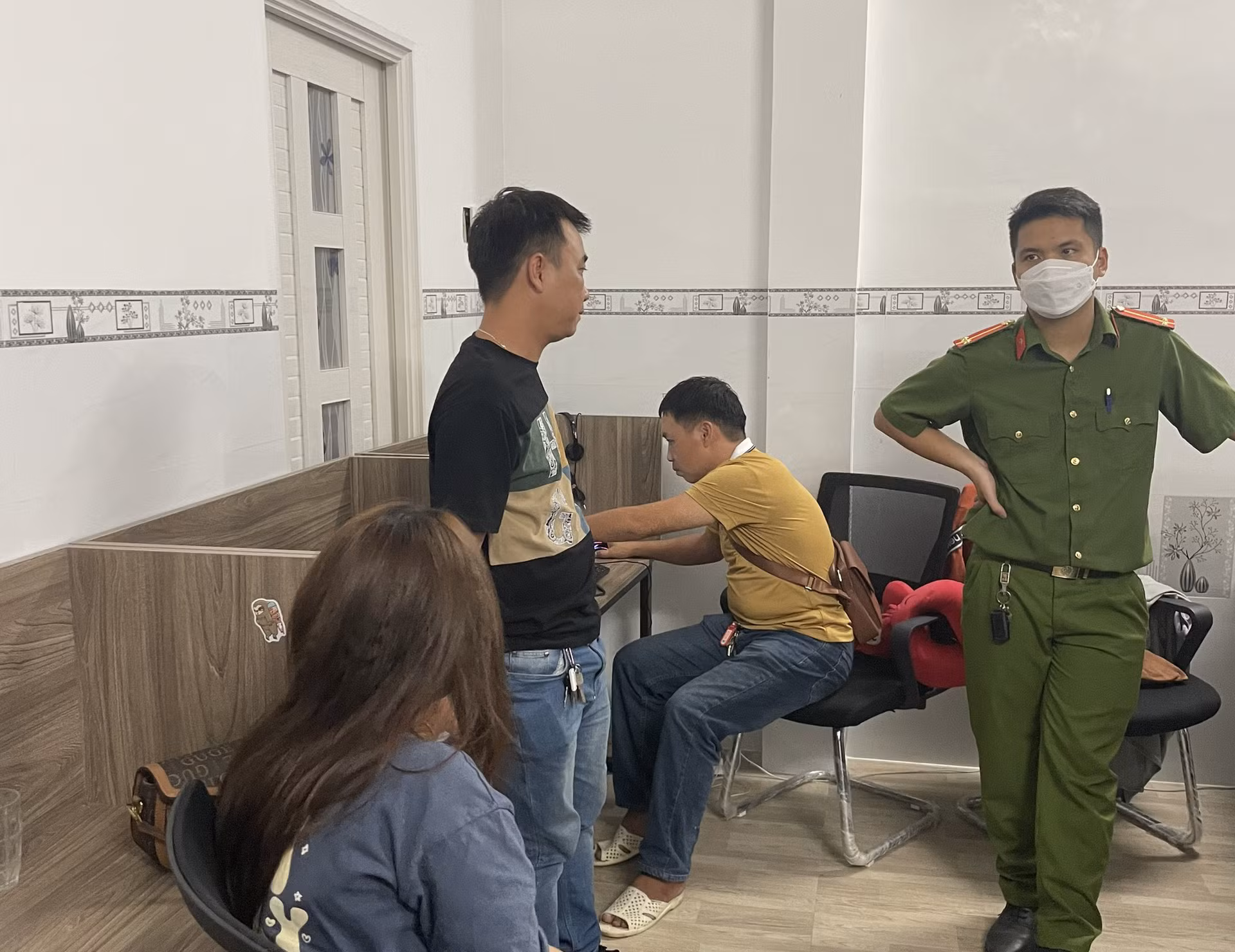 Bắt ổ nhóm đòi nợ thuê trên các app do người Trung Quốc tổ chức -1