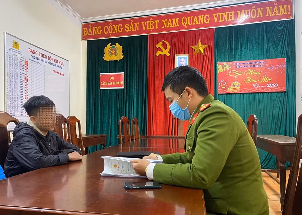 Đột nhập 7 trường học để “chôm” heo đất -0