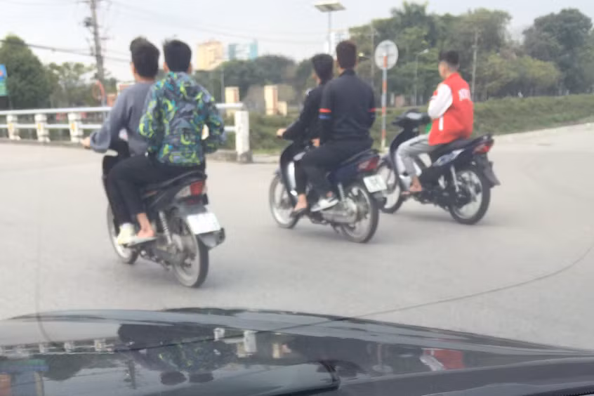 Xử phạt nhóm thanh niên đầu trần “dạo phố” -0