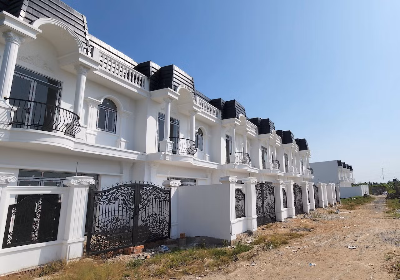 Kỳ lạ chuyện 10 căn phố có mặt tiền hướng ra ruộng, vườn ở Vĩnh Long -0