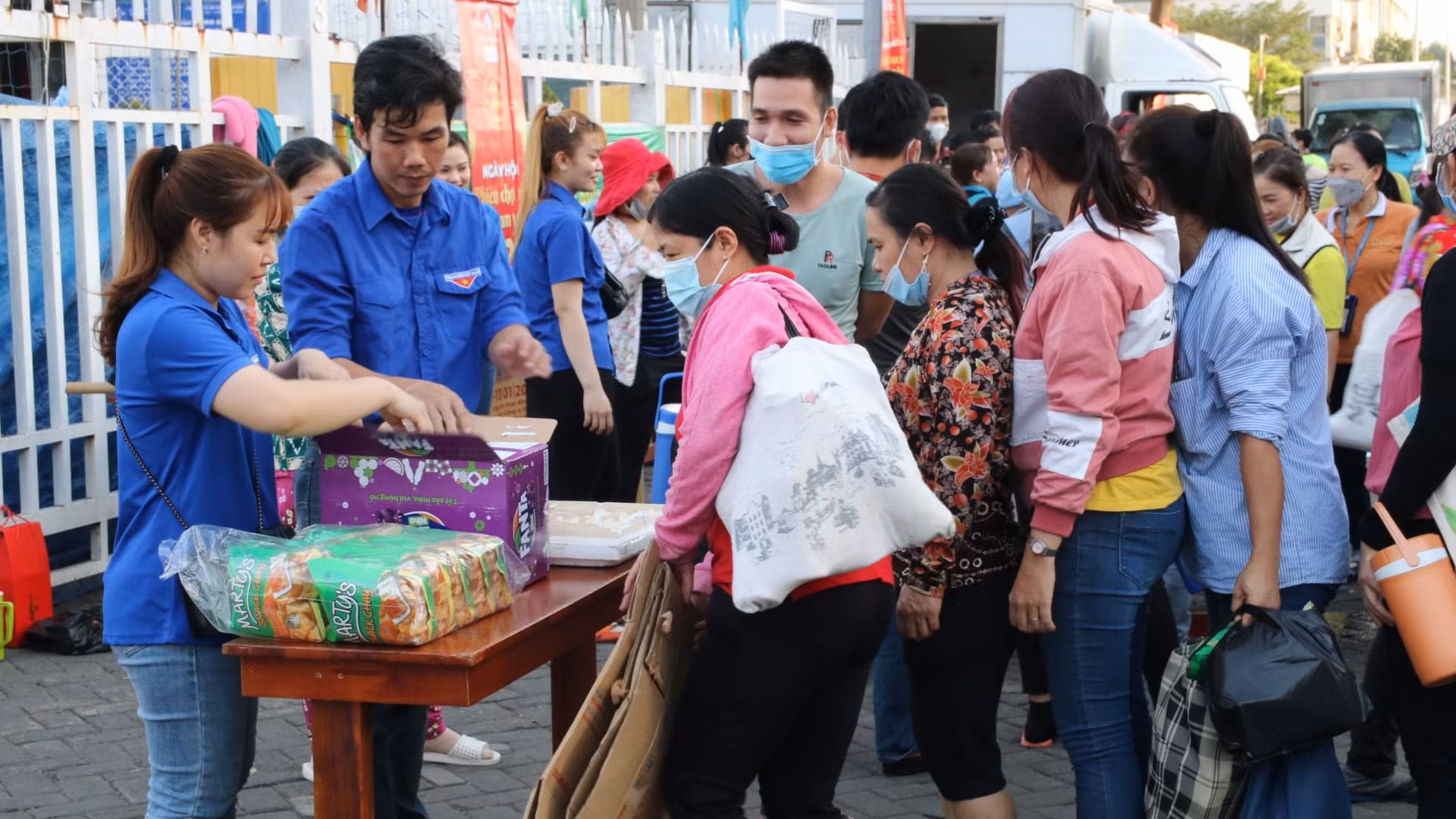 Vì sao công nhân công ty PouYuen bị trừ thuế trong khoản tiền trợ cấp thôi việc? -0