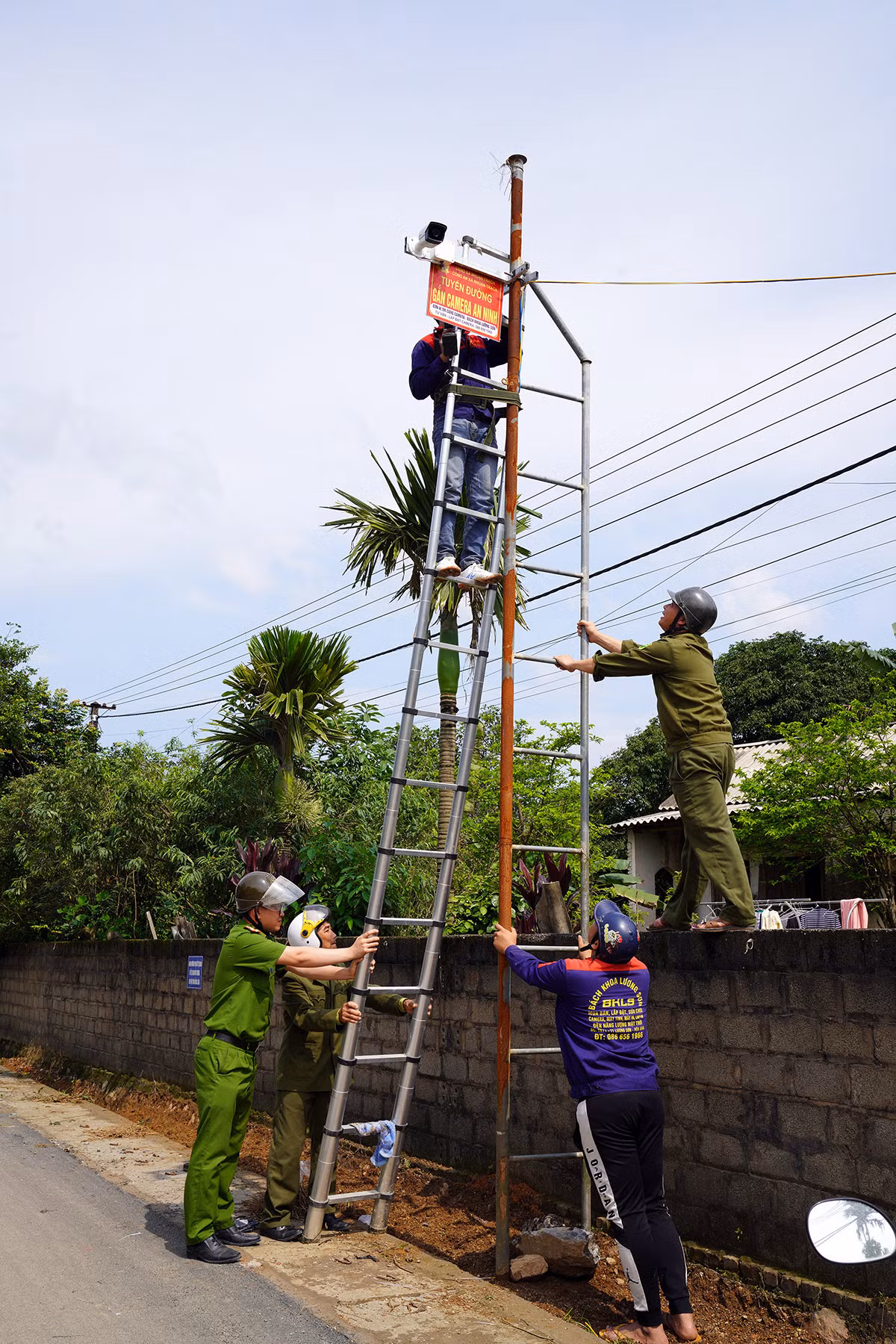 công an huyện lương sơn triển khai lắp đặt camera giám sát an ninh, trật tự trên địa bàn.jpg -0