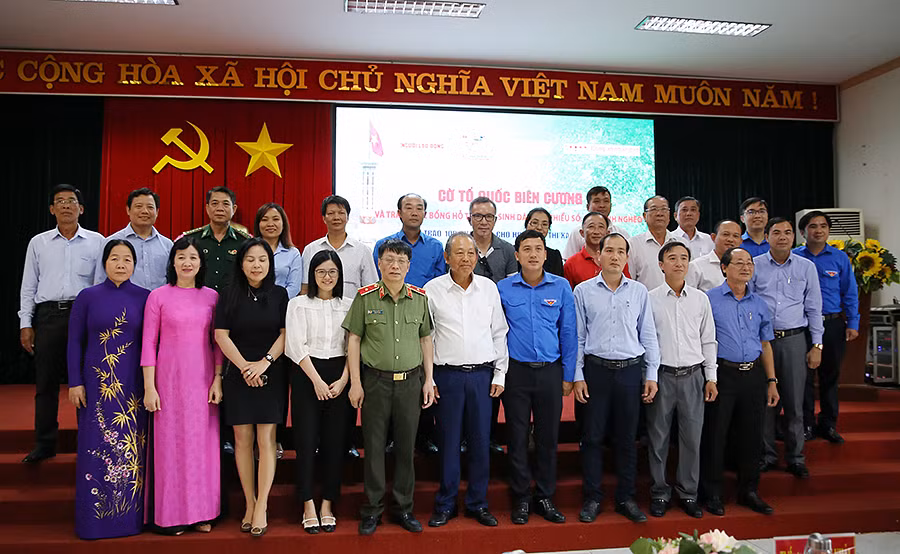Thêm những phần quà ý nghĩa cho học sinh nghèo vượt khó, các hộ vùng biên giới -0