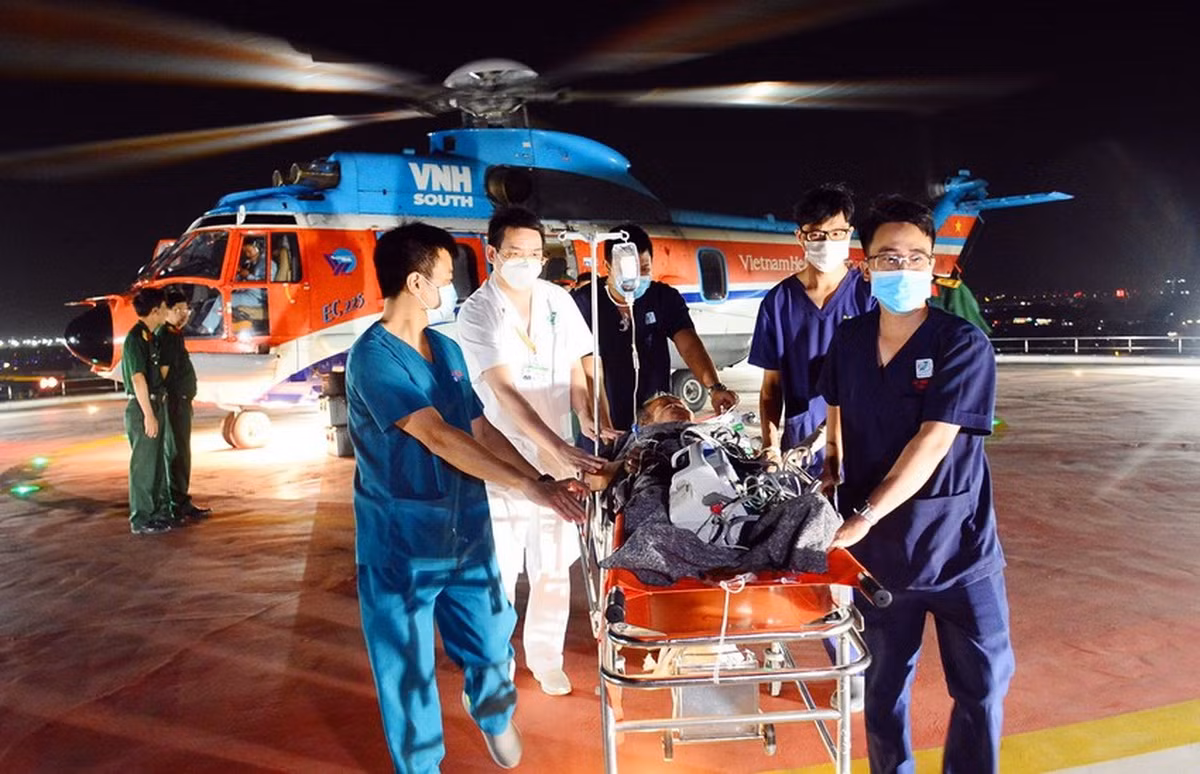 Điều trực thăng bay ra Trường Sa cứu nạn ngư dân bị đột quỹ não -0