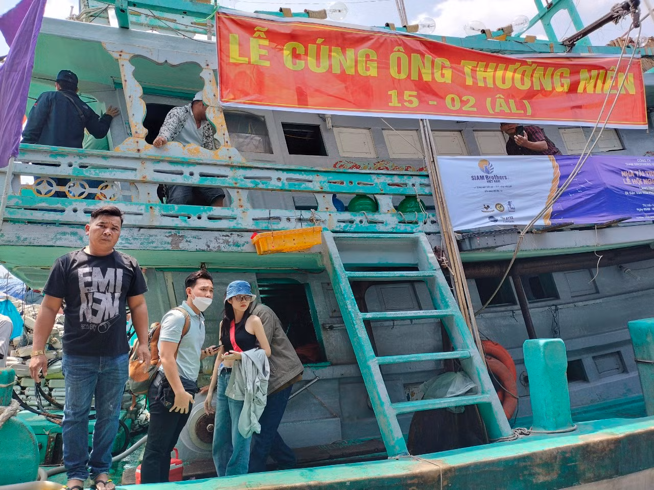 Hàng ngàn du khách ra biển “Nghinh Ông” ở Cà Mau -0