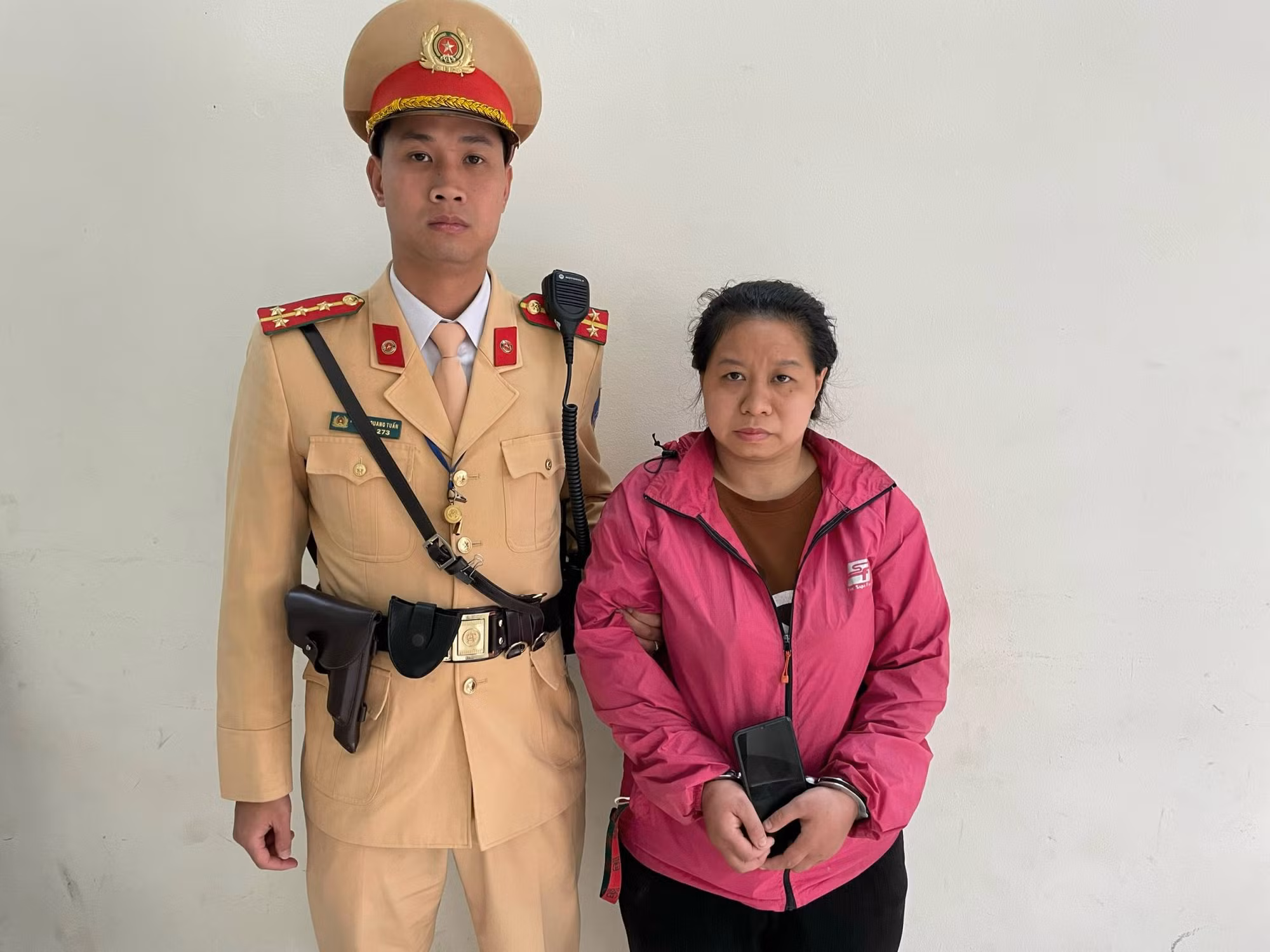 CSGT truy đuổi khống chế “nữ quái” lừa đảo điện thoại trên phố -0
