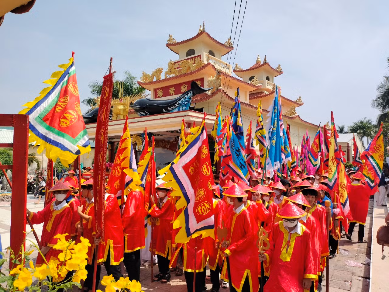 Hàng ngàn du khách ra biển “Nghinh Ông” ở Cà Mau -1