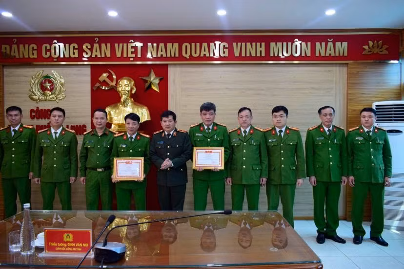 Khen thưởng các tập thể có thành tích xuất sắc khám phá nhanh vụ án huỷ hoại tài sản -0