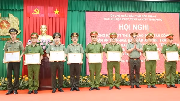Phóng viên Báo CAND được Chủ tịch UBND tỉnh Sóc Trăng tặng Bằng khen
