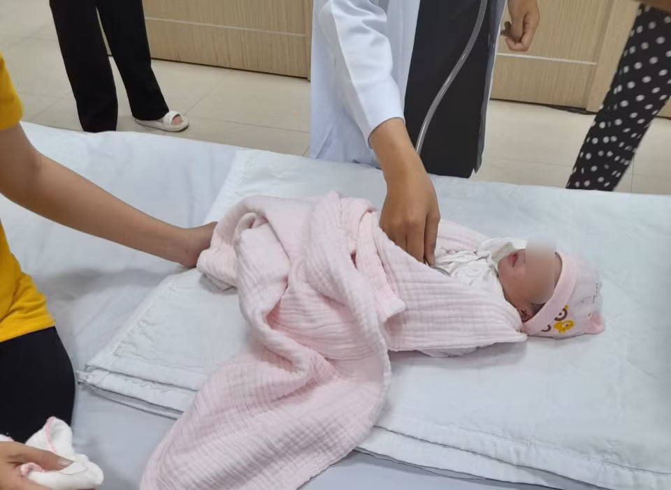 Trẻ sơ sinh còn nguyên dây rốn bị bỏ trong bao rác -0