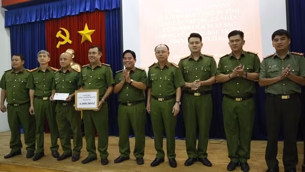 Khen thưởng Ban chuyên án khám phá nhanh vụ tạt axit làm một phụ nữ tử vong