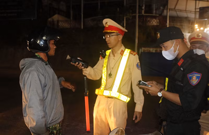 Trắng đêm cùng CSGT Công an Đắk Nông xử lý “ma men” -0