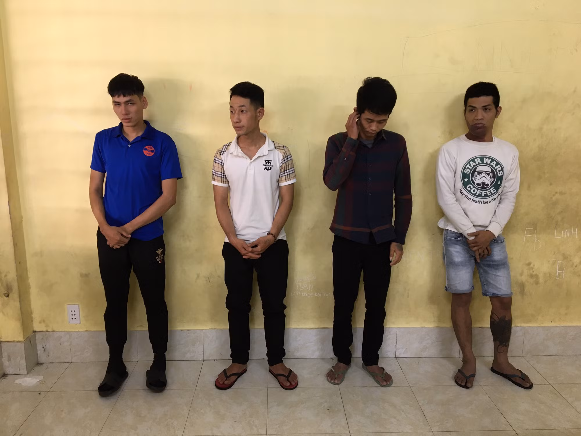Che camera, dùng kìm cộng lực cắt cửa để trộm tài sản -0