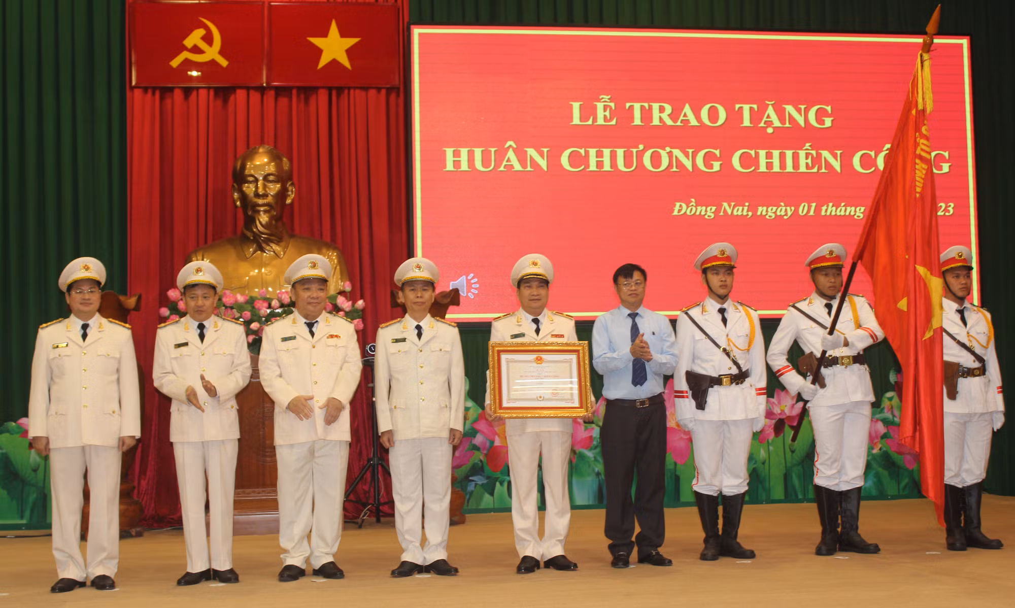 Nhiều tập thể, cá nhân tham gia triệt phá đường dây buôn lậu 200 triệu lít xăng được tặng Huân chương chiến công -0
