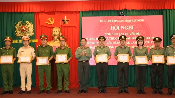 Khen thưởng gần 70 tập thể, cá nhân xuất sắc làm theo lời Bác